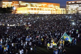 Tổng thống Brazil hoãn công du vì biểu tình